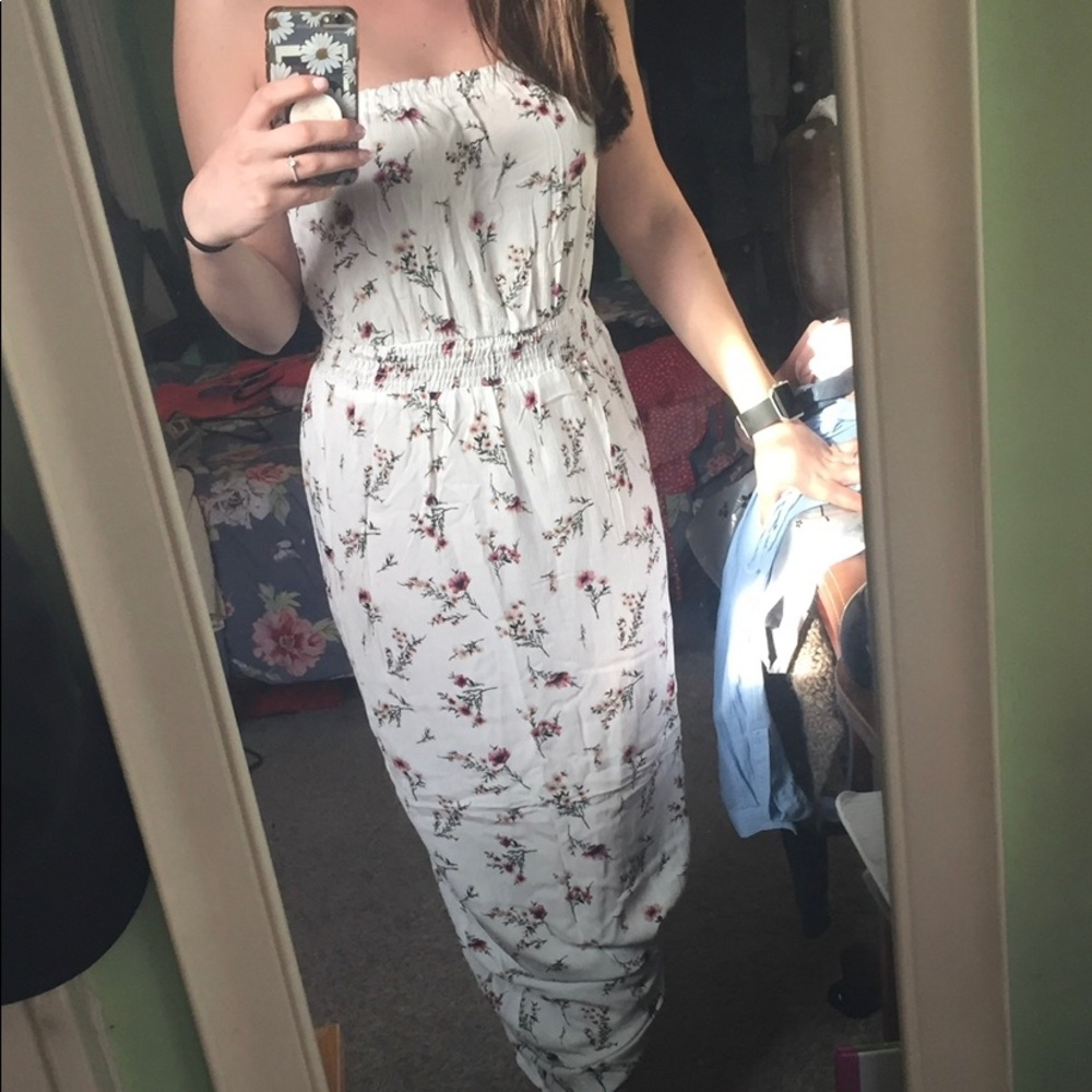 White floral strapless maxi dress 🌸